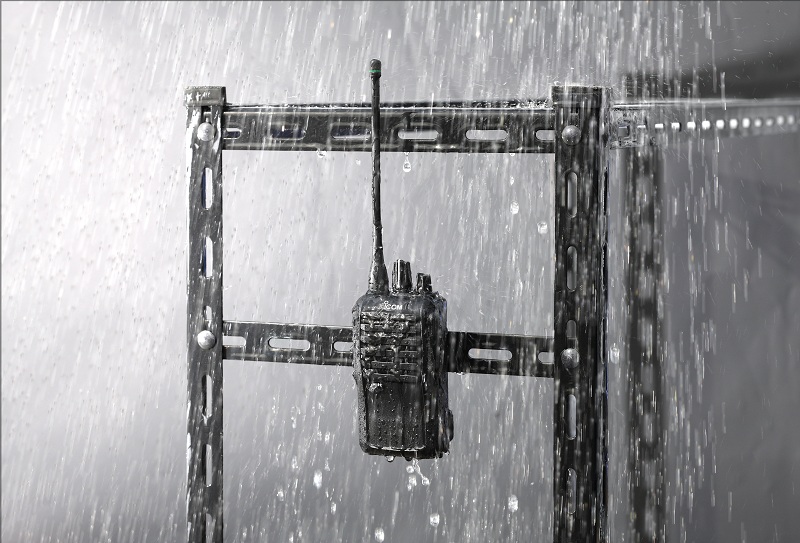 Khả năng chống bụi chống nước của bộ đàm Icom cầm tay IC-F3002, IC-F4002  theo chuẩn IP54